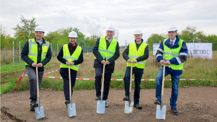 Beim Spatenstich: Der Bau der Solaranlage auf dem Ascheabsetzbecken in Böhlen hat begonnen. - © Belectric
