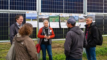 Zur Einweihung sind Interessenten aus Forschung. Politik und Wirtschaft gekommen. Für Studienleiter Karl Wild eine gute Gelegenheit, das Thema Agriphotovoltaik voranzubringen. - © HTW Dresden/Roland Stenzel
