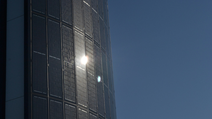 Für die Beurteilung von Lichtreflexionen durch Solaranlagen gibt es keine verbindlichen Richtwerte.