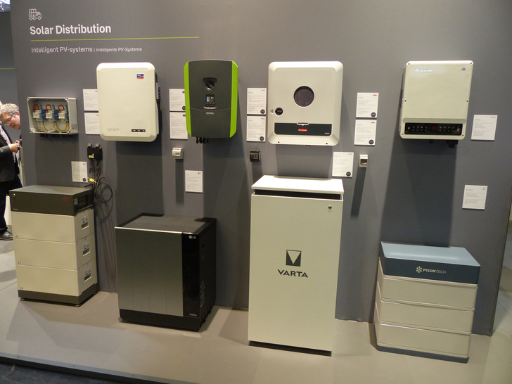 Das Heimspeicherportfolio vom Großhändler Baywa r.e. auf der Messe in München 2022.