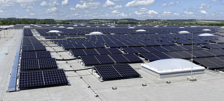 Vier Fußballfelder Solarmodule auf einem Dach: Diese Anlage in Pilsting wurde von der Firma Fima Projekt geplant und gebaut. - © Foto: Fima Projekt GmbH
