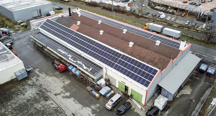Solardach einer Gewerbeimmobilie in Spaichingen, durch Gorfion Green Energy finanziert, geplant und mit regionalen Partnern installiert. - © Foto: Gorfion Green Energy
