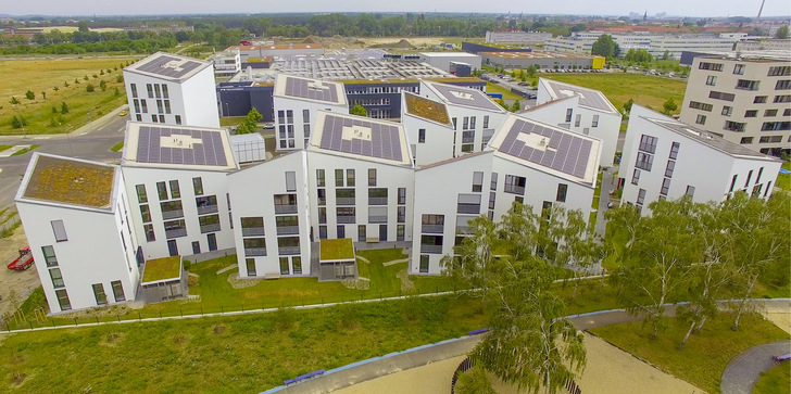 Solaranlagen gehören im Neubau inzwischen zum Standard, wie hier im neuen Smart-City-Quartier Future Living in Berlin. - © Foto: Panasonic Europe
