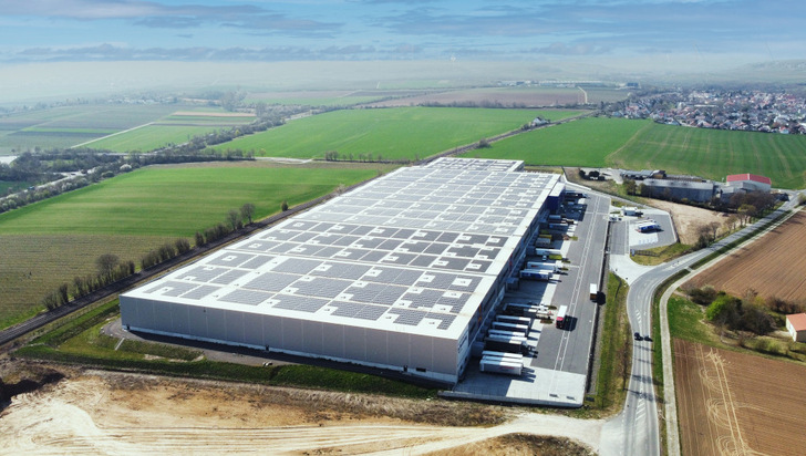 Als erste Anlagen haben Wirsol und Carbonfreed den Generator auf dem Dach der Logistikhalle in Monsheim gemeinsam zertifiziert. - © Wirsol Roof Solutions
