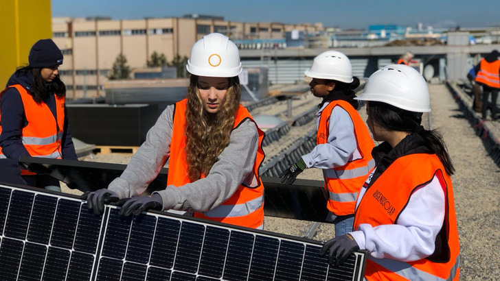 Die Schweizer Solarbranche braucht Fachkräfte. Diese bildet sie sich demnächst selbst aus. - © Solafrica

