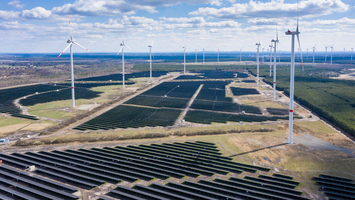 Mit 90 Megawatt hat GP Joule den Solarpark Klettwitz Nord, den ersten von drei Abschnitten des Energiepark Lausitz, ans Netz gebracht.