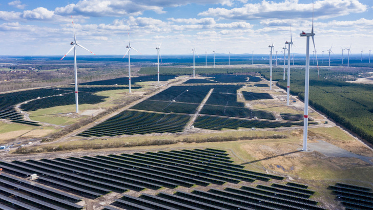 Mit 90 Megawatt hat GP Joule den Solarpark Klettwitz Nord, den ersten von drei Abschnitten des Energiepark Lausitz, ans Netz gebracht. - © GP Joule
