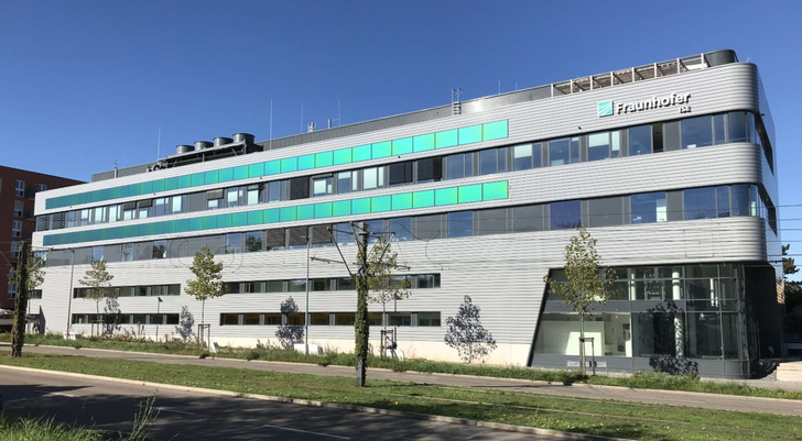 Sechzig Solarstrommodule mit grüner Strukturschicht arbeiten seit Kurzem an der Fassade des Zentrums für Höchsteffiziente Solarzellen am Fraunhofer ISE. - © Benedikt Bläsi, Fraunhofer ISE
