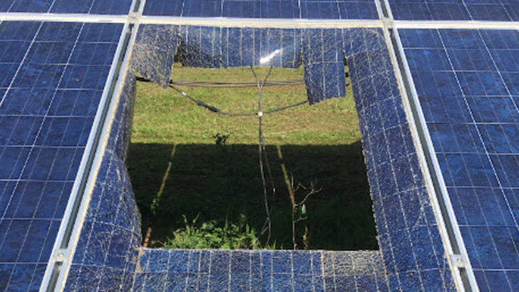 Bei diesem Solarmodul hat die Rückseitenfolie ihre Festigkeit verloren, der Zellverbund ist nach unten durchgefallen.