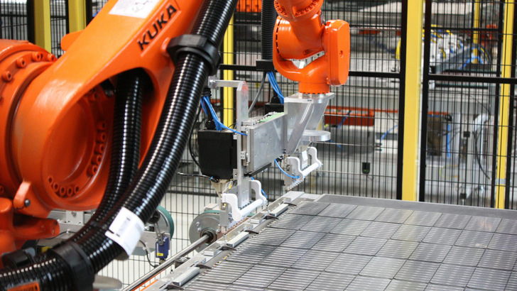 Die neue F8 bei Solarwatt in Dresden gerät bereits wieder an ihre Leistungsgrenze. So hoch ist die Nachfrage nach Solarmodulen.