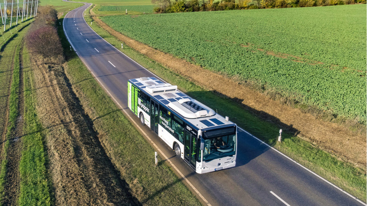 Der Elektrobus wurde von Pepper Motion gebaut und mit der Solartechnik von Sono Motors veredelt. - © Stephan Schaar
