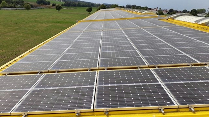 Dieses Solardach in Thüringen ist seit mehr als zehn Jahren am Netz. - © Milk the Sun
