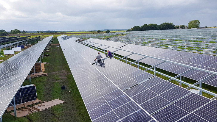 Seit Anfang November 2020 ist der Solarpark Burhafe in Niedersachsen mit 8,1 Megawatt am Netz. Für neue Parks könnte das Kapital fehlen. - © Maxsolar

