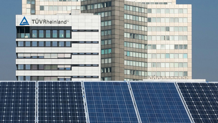 Für BIPV-Module gelten besondere Anforderungen. Um Kunden und Herstellern Sicherheit zu bieten, hat der TÜV Rheinland eine geeignete Prüfnorm entwickelt.