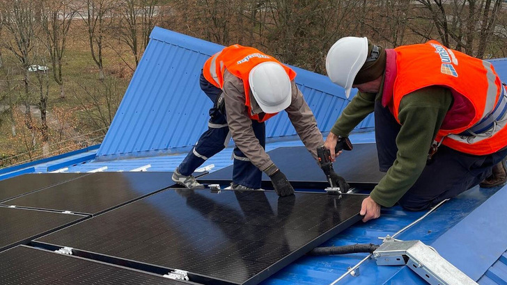 Installation der Solarmodule auf dem Dach der Schule.