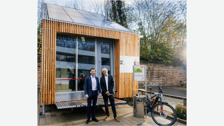 Julius Möhstedt von IBC Solar und Rainer HIrth, Professor an der Hochschule Coburg, präsentieren das Ergebnis der Entwicklung. - © IBC Solar/Sebastian Buff
