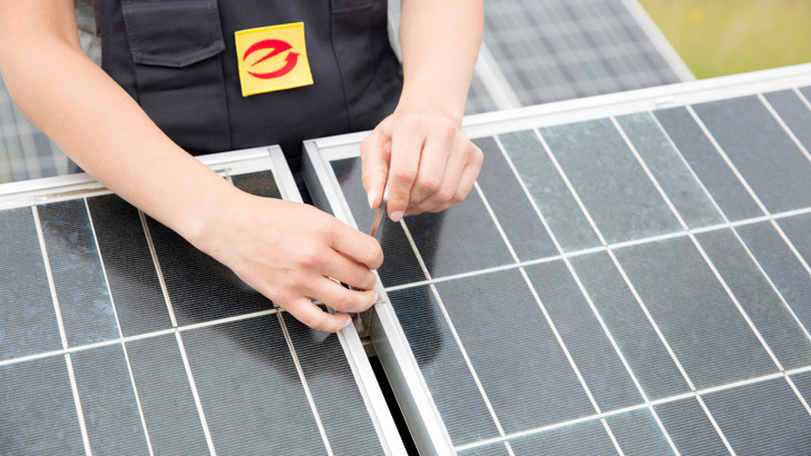 Gemeinsam wollen die beiden Verbände die Handwerker für die Installation von Solaranlagen schulen. - © Arge Medien im ZVEH
