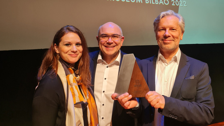 In Bilbao haben Andrea Steigerwald, Marketingleiterin von Envelon, Geschäftsführer Hans-Peter Merklein und der Architekt Peter Kuczia (v.l.n.r.) den Designpreis entgegengenommen. - © Grenzebach Envelon
