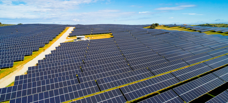 Europaweit werden mehr Solarparks errichtet. Das erhöht die Anforderungen an die Implementierung in die Stromnetze. - © Foto: Phoenix Contact
