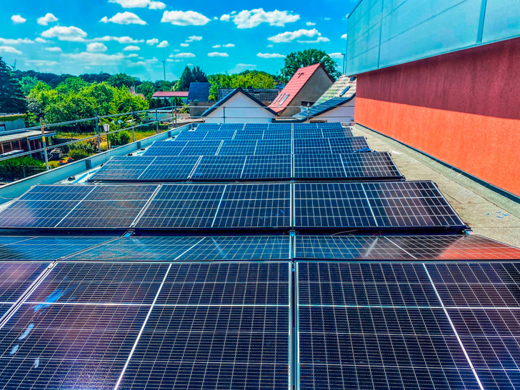 VSB kombiniert zunehmend Solaranlagen auf Dächern oder im Freiland mit Windparks. - © Foto: VSB
