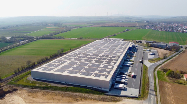 Bei der Zertifizierung der Anlage auf dem Dach von Pfenning Logistics im rheinländischen Monsheim hat Carbonfreed unterstützt. - © Foto: Wirsol
