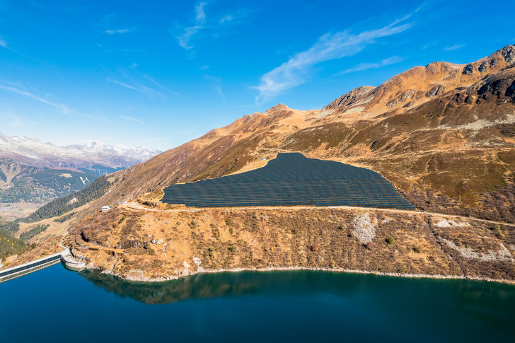 In den Schweizer Bergen sollen mehr Freiflächenanlagen  entstehen, wie hier das neueste Projekt Nalpsolar. - © Foto: Axpo
