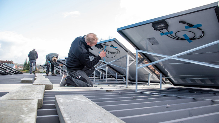 Montage einer Solaranlage auf dem Flachdach. - © Antje Krämer
