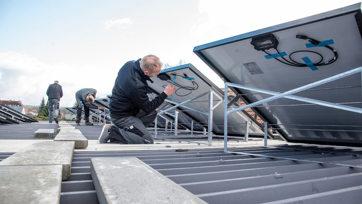 Montage einer Solaranlage auf dem Flachdach.