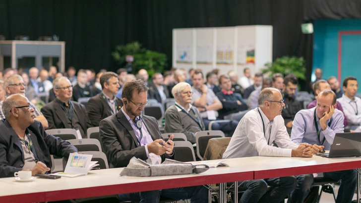 Das Interesse der Besucherinnen und Besucher in Augsburg war riesig, die Diskussionen lebhaft. - © Messe Augsburg
