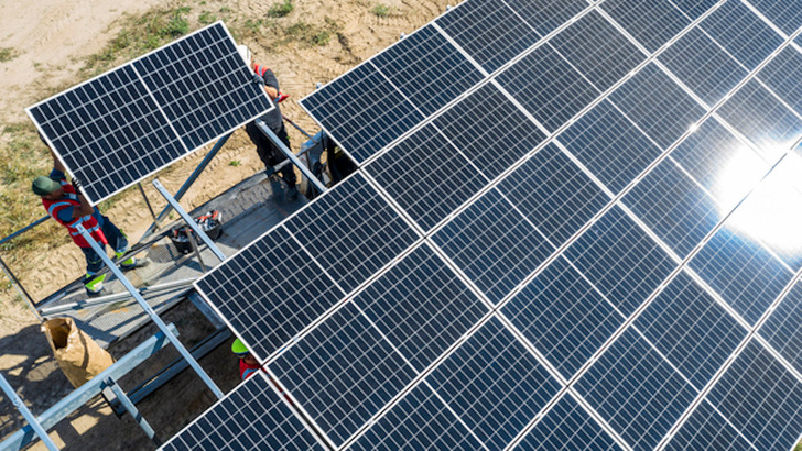 Solarpark Weesow-Willmersdorf der EnBW im Bau. Aufgrund mehrerer Faktoren kann die Solarbranche die aktuellen Ausschreibungen nicht voll nutzen. - © EnBW/Paul Langrock
