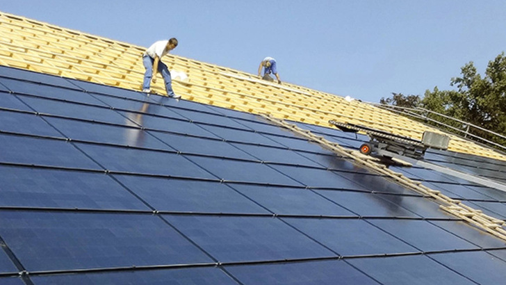 Die Solarhandwerker in der Schweiz haben alle Hände voll zu tun – auch mit der Installation von Indachsolargeneratoren wie hier einer Anlage mit dem Solrif System von Ernst Schweizer. - © Ernst Schweizer AG
