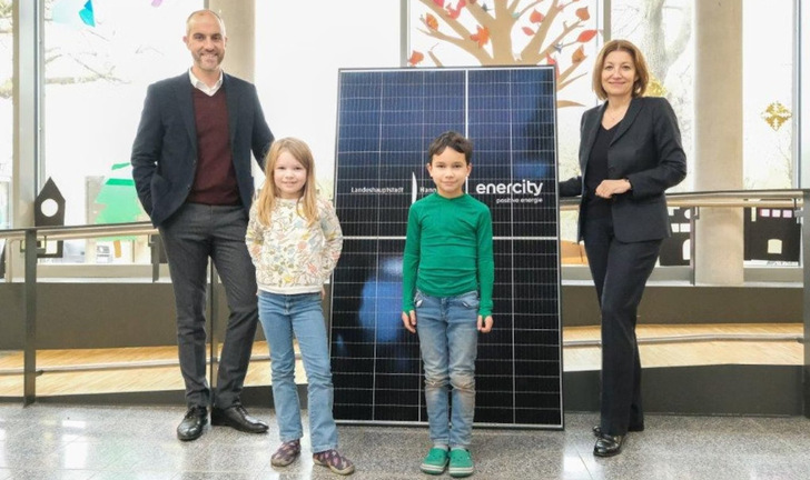 Hannovers Oberbürgermeister Belit Onay (B90/Grüne) und Enercity-Geschäftsführerin Susanna Zapreva weihen die ersten beiden Anlagen auf den Dächern von Grundschulen ein. - © Enercity
