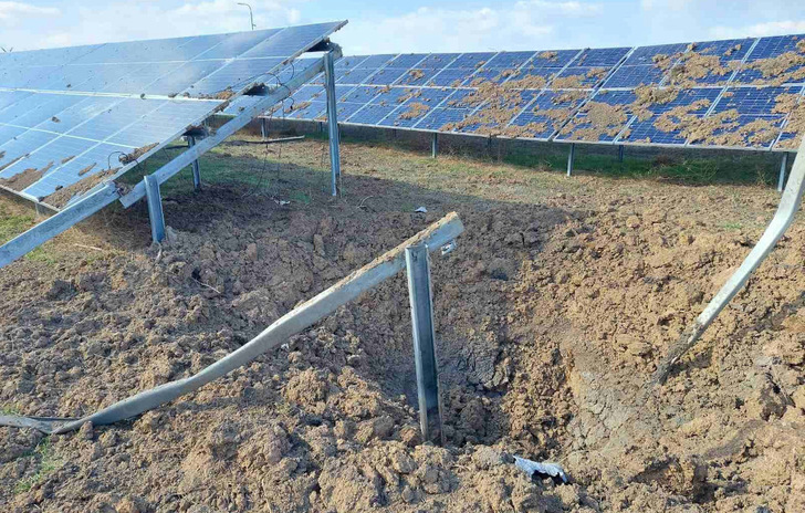 Dieses Foto haben ukrainische Kollegen zur Verfügung gestellt. Es beweist: Der Krieg richtet sich auch gegen die Solarbranche.