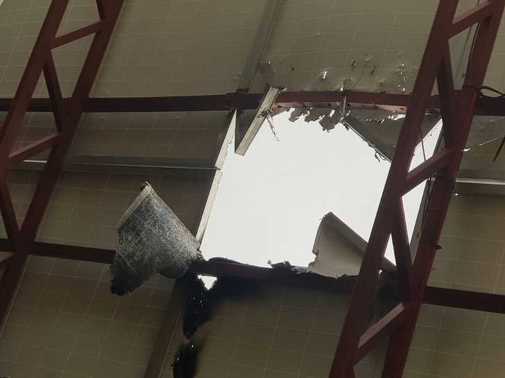 Dieses Foto haben ukrainische Kollegen zur Verfügung gestellt. Es beweist: Der Krieg richtet sich auch gegen die Solarbranche.