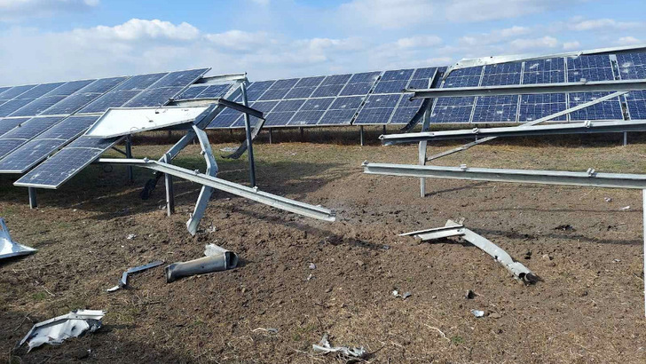 Dieses Foto haben ukrainische Kollegen zur Verfügung gestellt. Es beweist: Der Krieg richtet sich auch gegen die Solarbranche. - © Solar Energy  Association of Ukraine
