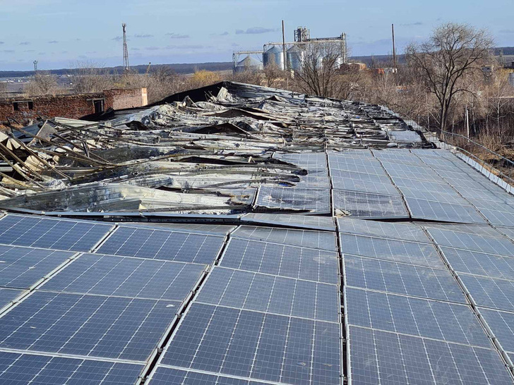 Dieses Foto haben ukrainische Kollegen zur Verfügung gestellt. Es beweist: Der Krieg richtet sich auch gegen die Solarbranche. - © Solar Energy  Association of Ukraine
