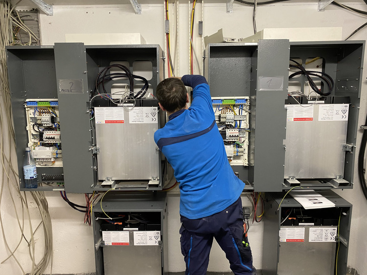 Gut gepuffert: Installation der Stromspeicher, die den Sonnenstrom und den Strom aus dem BHKW aufnehmen.
