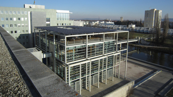 So wie das Landhaus in St. Pölten müssen auch alle neuen Wohngebäude eine Solaranlage tragen, wenn die Bauherren eine Förderung haben wollen. - © Leitschutz GmbH
