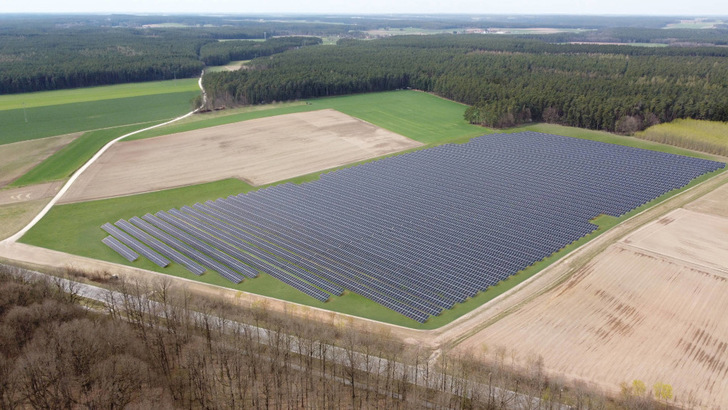 Mit diesem Solarpark in Kammerstein deckt Schaeffler eine Teil seines Strombedarfs ab. - © Baywa r.e.
