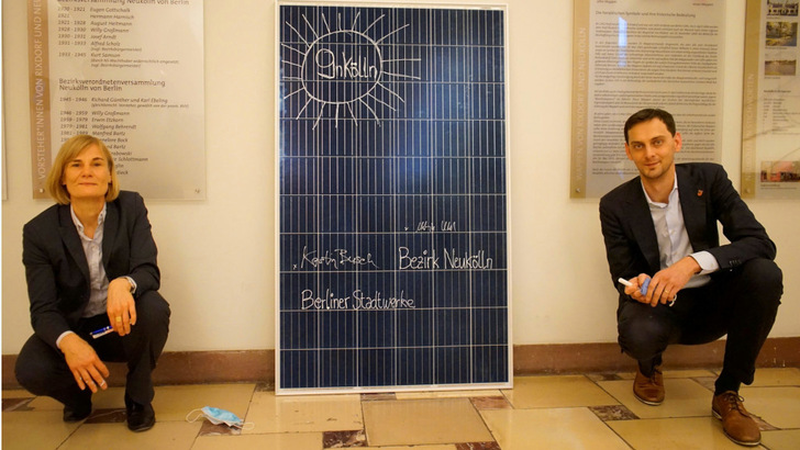 Schon im Jahr 2020 haben der Neuköllner Bezirksbürgermeister Martin Hikel und die Stadtwerke-Chefin Kerstin Busch den Bau von neun Solarpaketen vereinbart. Jetzt kommen zwölf weitere Anlage dazu. - © Berliner Stadtwerke
