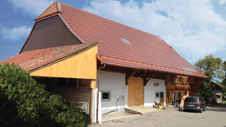 Solche Lösungen wie hier die terracottafarbigen Indachmodule sollten für den Denkmalschutz keine Hürde darstellen.