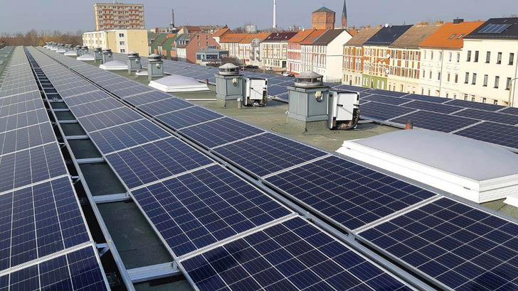 Damit die Energiewende auch in Berlin endlich vorwärts kommt, gilt seit 1. Januar 2023 eine Solarpflicht. - © Solarimo
