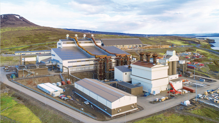 In der Anlage in Island stellt PCC Bakki Silicon das für das neue Anodenmaterial benötigte Silizium mit Ökostrom her. - © PCC Bakki Silcon
