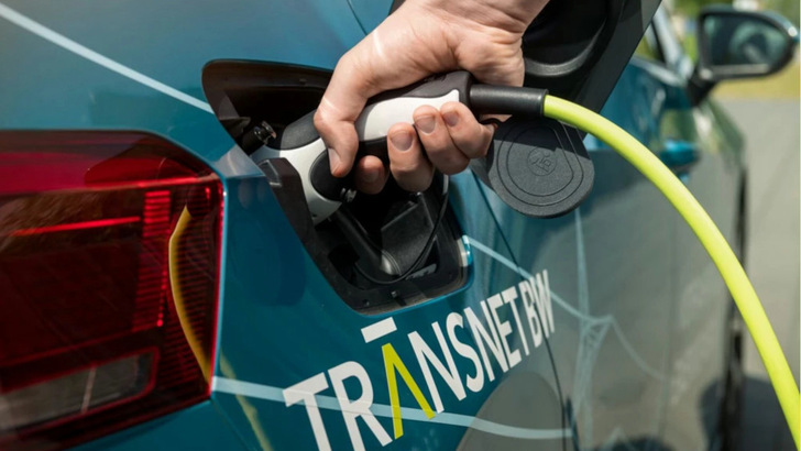 Elektroautos können virtuell zusammengeschaltet auch aktiv Systemdienstleistungen liefern.