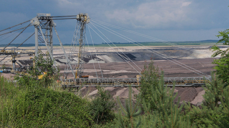 Blick auf den Tagebau Welzow-Süd in der Lausitz, eines der letzten Kohlereviere. - © Heiko Schwarzburger
