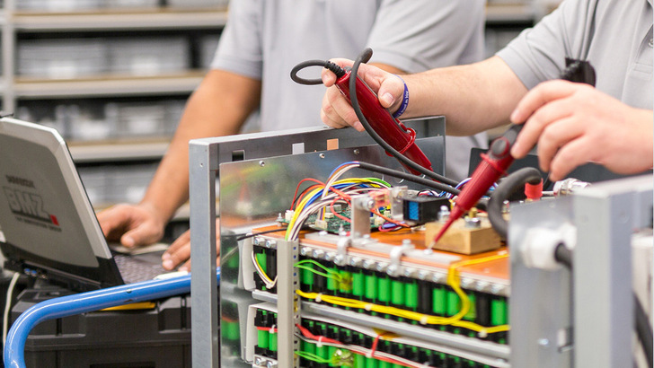 BMZ optimiert den Service: In Zukunft werden defekte Speicher schneller repariert.