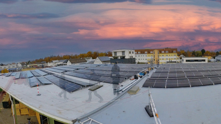 Die neue Anlage auf dem Fabrikdach von Adler Werkzeug. - © Wirsol Roof Solutions
