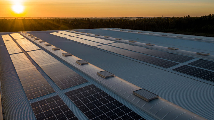 Die neuen Hybridmodule liefern Strom und Wärme zugleich. Außerdem lassen sich damit Gebäude im Sommer kühlen.