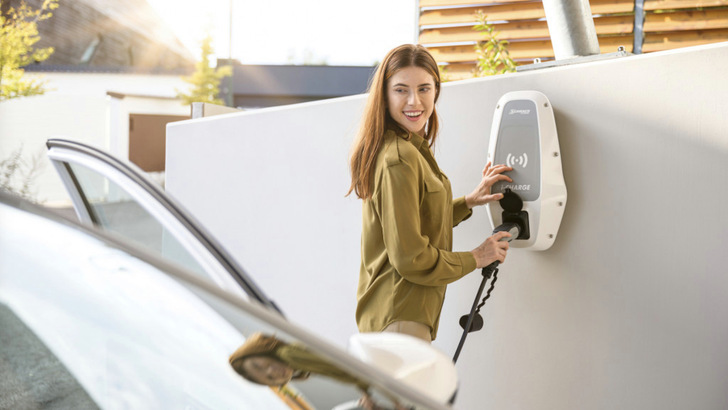 Egal woher der Strom kommt: Der Strom für elektrisch angetrieben Dienstwagen bleibt für die Arbeitnehmer steuerfrei.