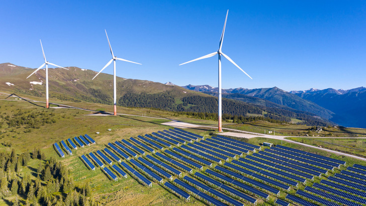 Der Tauernwindpark in der Steiermark ist bereits mit einer Solaranlage kombiniert. Jetzt kommt noch mehr Solarleistung dazu. - © Goldbeck Solar
